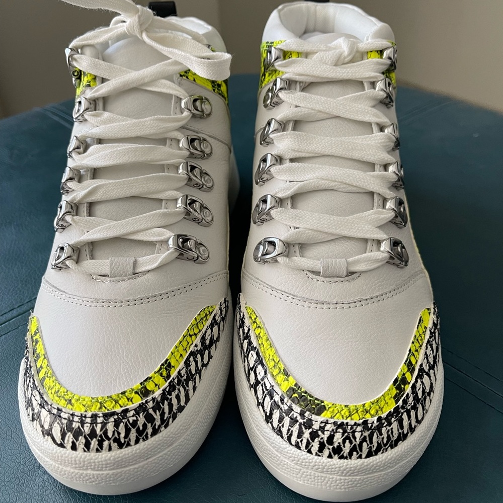 VINCE CAMUTO SAMPHY HIGH TOP SNEAKER